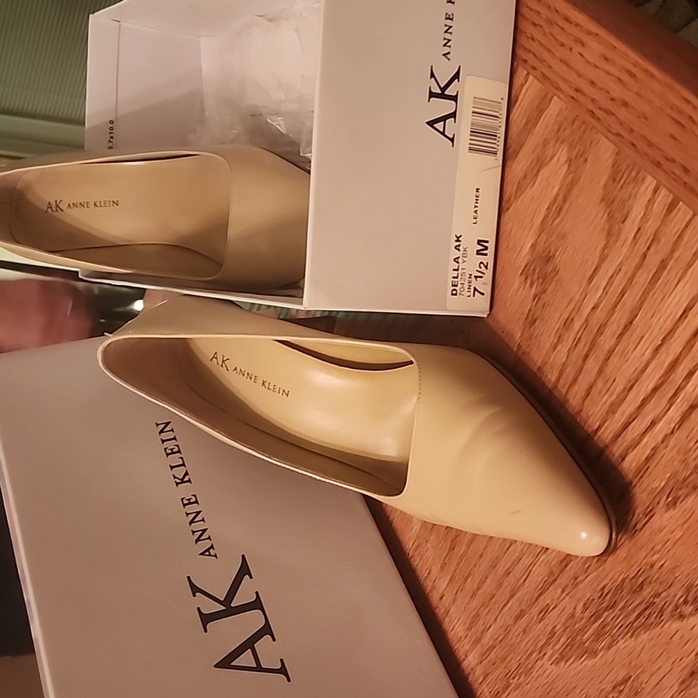 Anne klein linen color leather heels , very comfortable padded